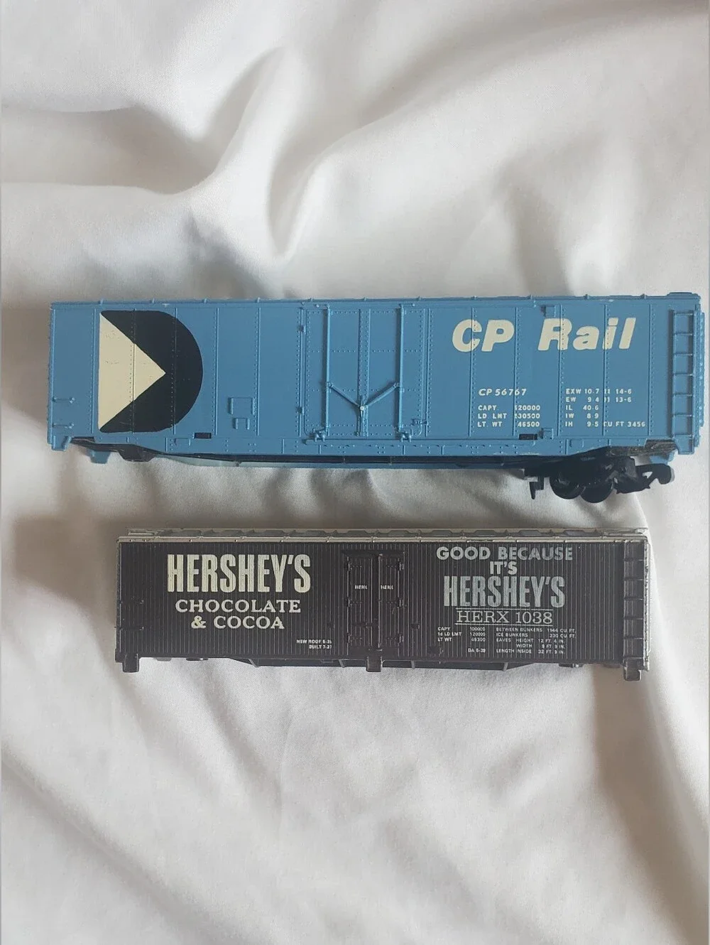 Tyco Vtg HO CP Rail CP56767 & Hershey's Herx-1038 Toy Train Box Cars